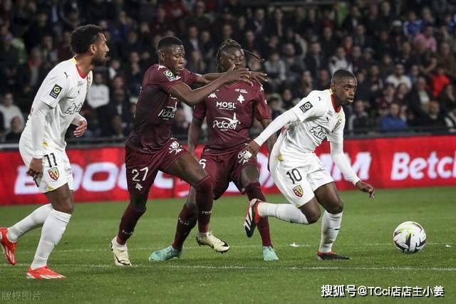 中国男足在亚运会首战中以2:1战胜朝鲜队，展现强劲实力！